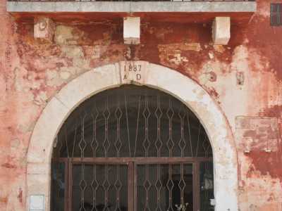 Sulla facciata principale vi � una grande porta d�ingresso alla cui sommit� � riportata la data di fondazione della scuola di agraria: 1887